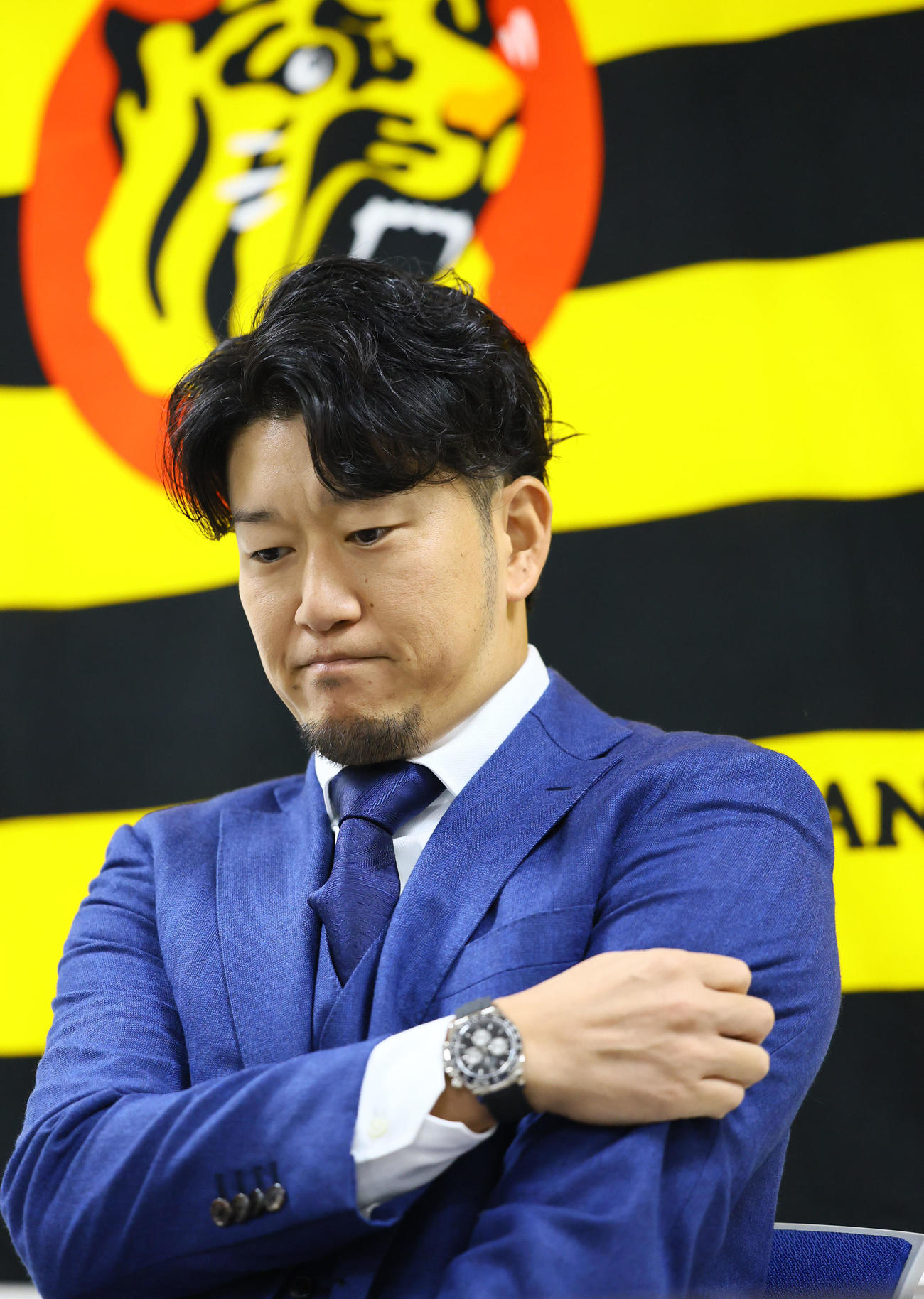 複数年契約の現状維持で契約更改を終え、記者会見する阪神岩貞（撮影・藤尾明華）