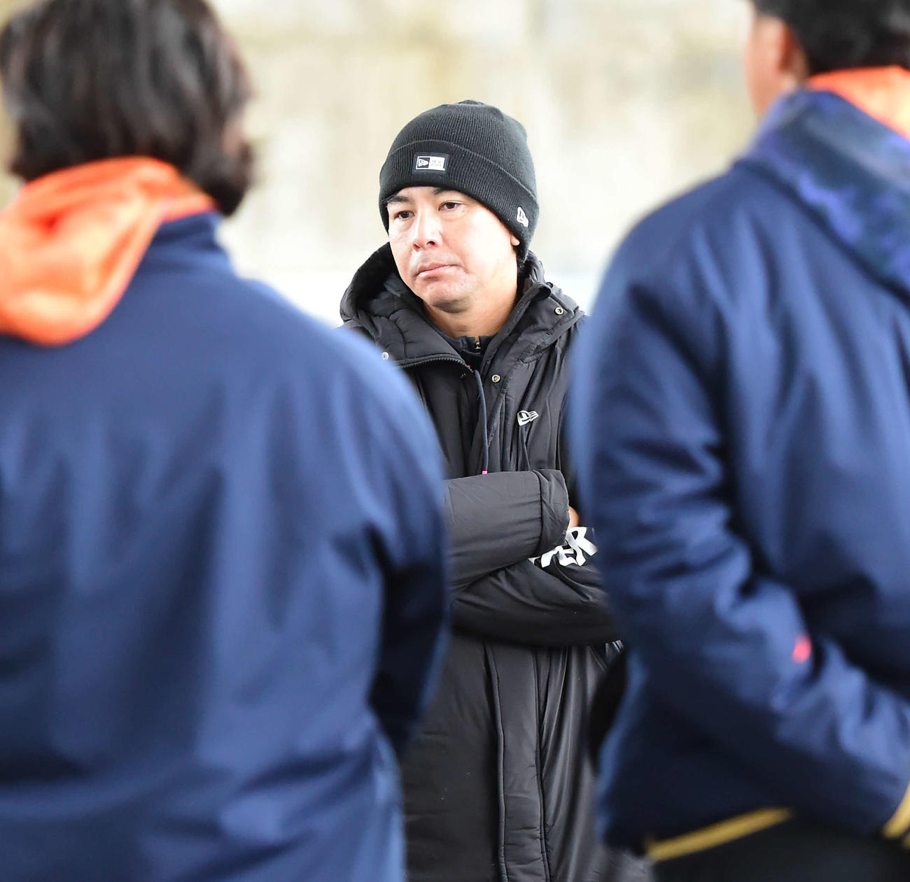 ミーティングに参加するオイシックス武田監督