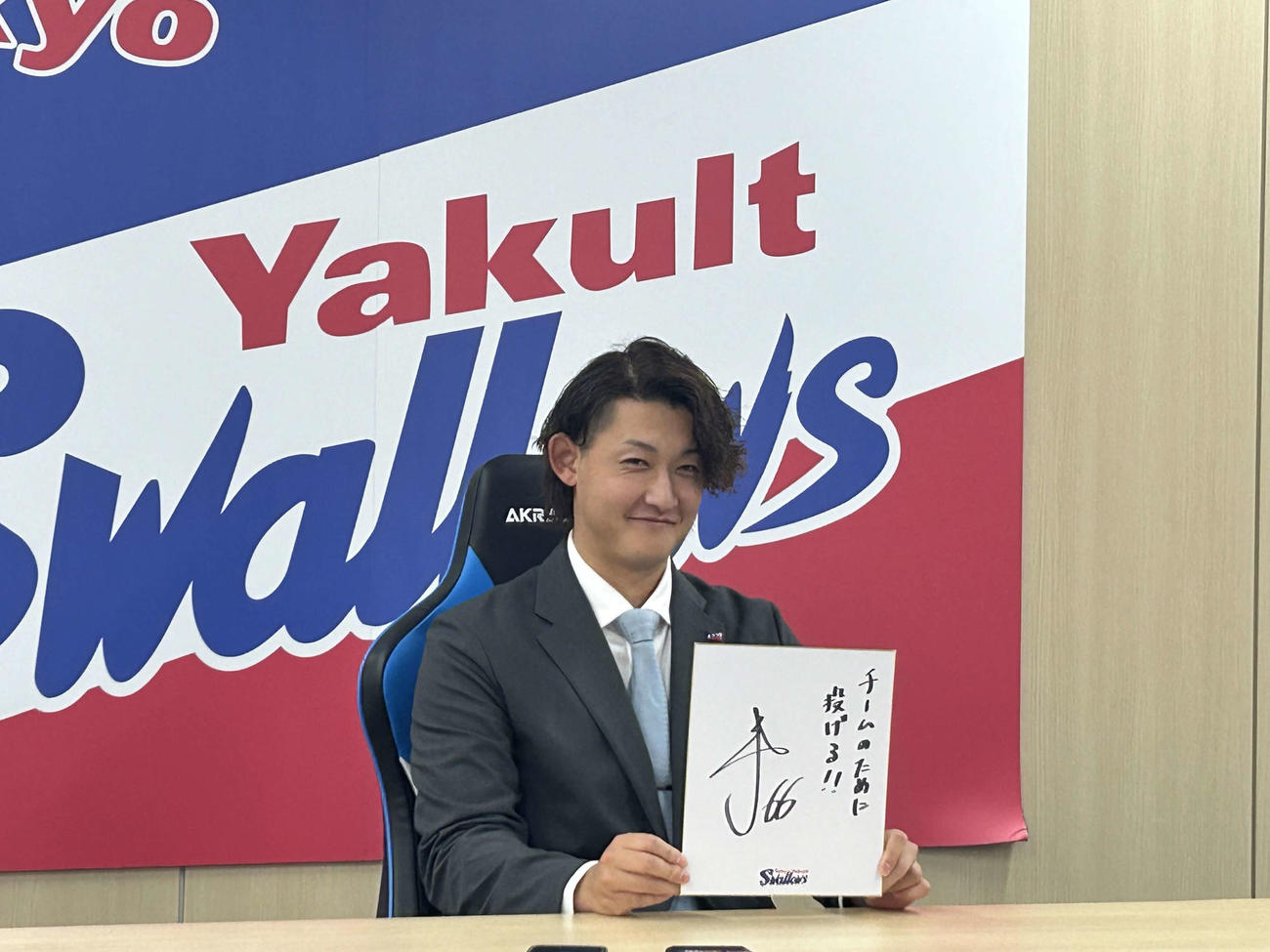 都内の球団事務所で契約更改を行い、来季の目標を掲げた色紙を持つヤクルト阪口（撮影・佐瀬百合子）