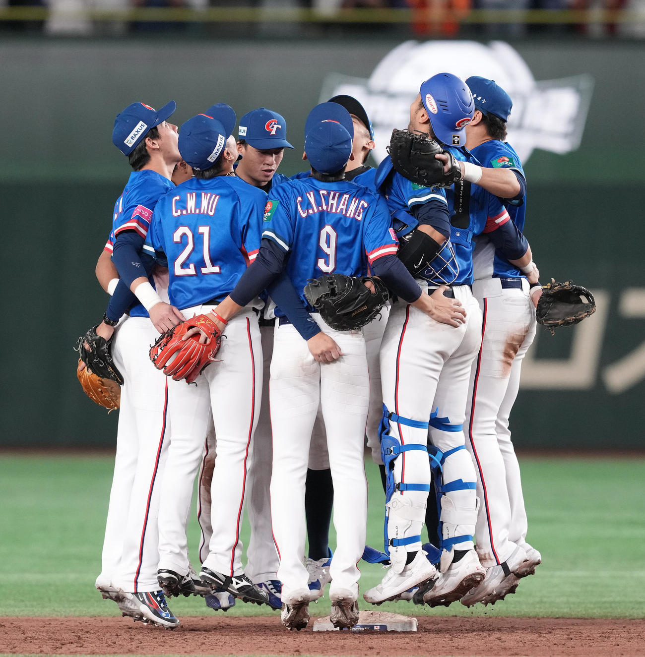 米国対台湾　米国に勝利し、円陣を組む台湾ナイン（撮影・鈴木みどり）