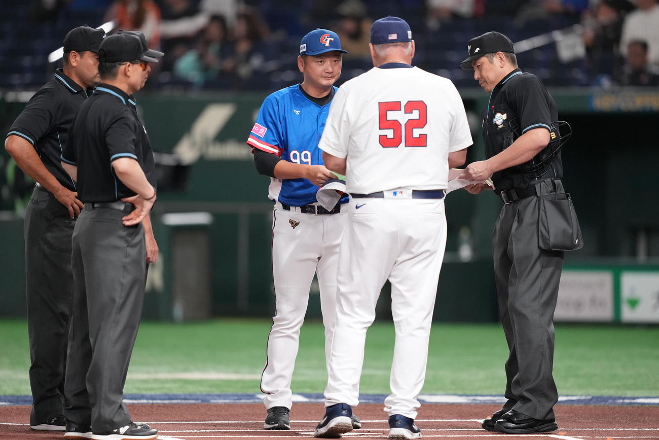 米国対台湾　メンバー表の交換をする台湾曽豪駒監督と米国ソーシア監督（手前）（撮影・鈴木みどり）