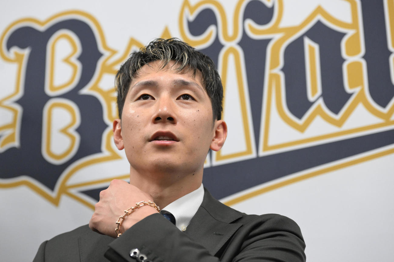 契約更改を終え会見するオリックス西川（撮影・和賀正仁）