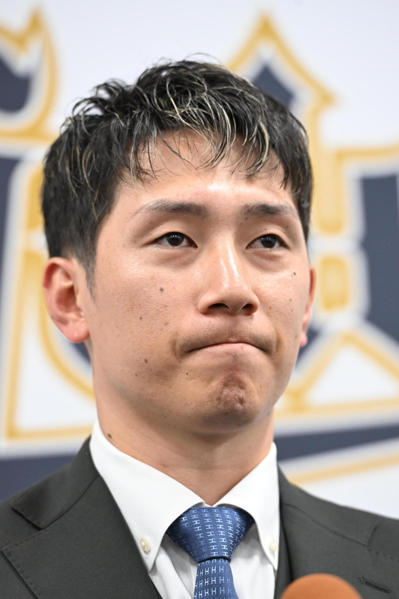 厳しい表情でシーズンを振り返るオリックス西川（撮影・和賀正仁）