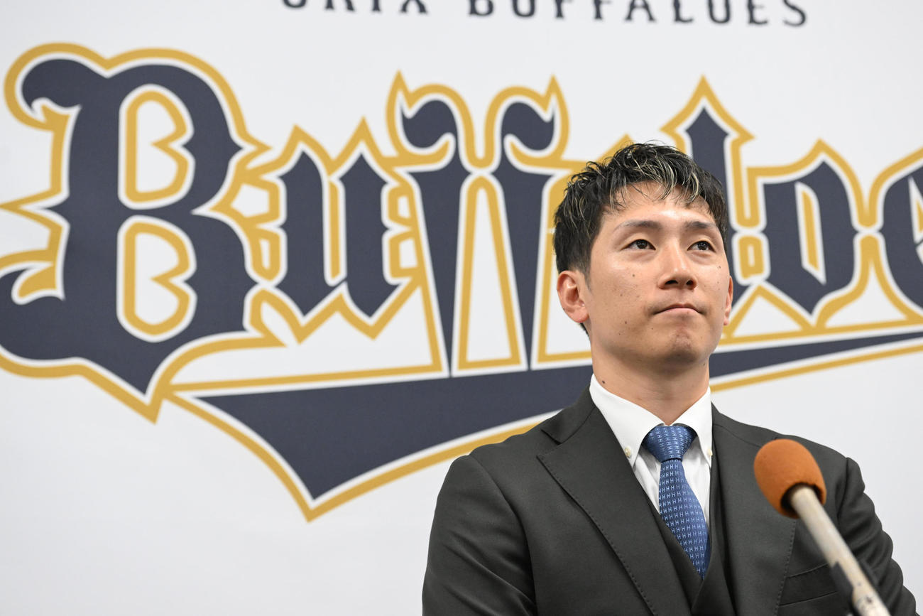 厳しい表情でシーズンを振り返るオリックス西川（撮影・和賀正仁）