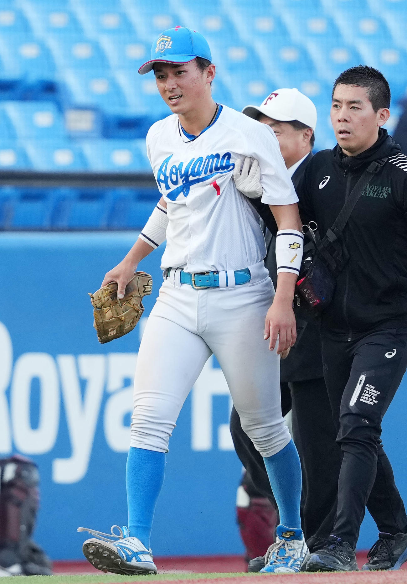 福岡大対青学大　8回表途中、左肩付近を負傷する青学大・佐々木（撮影・横山健太）