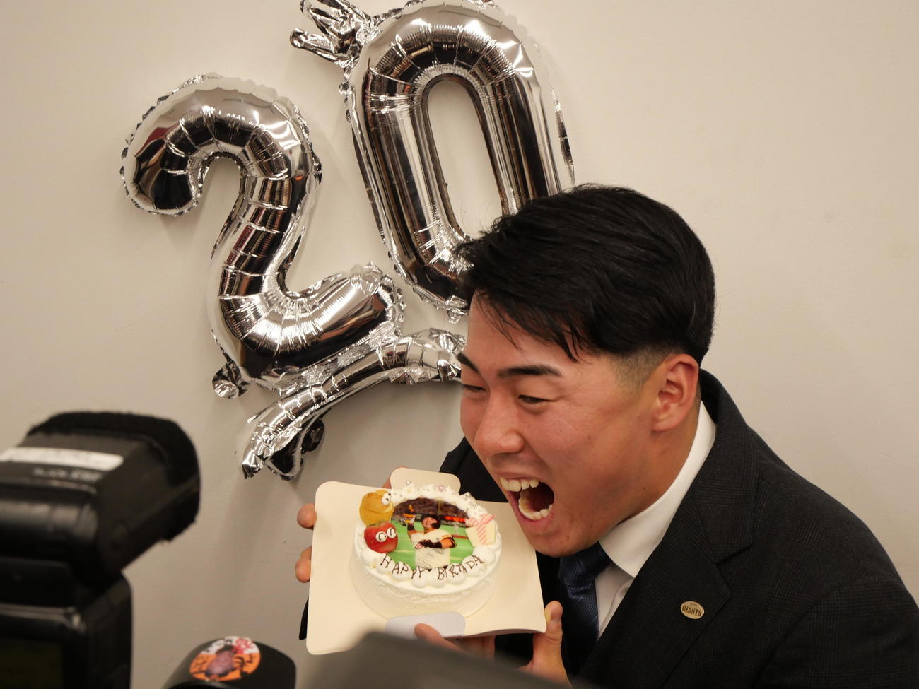 契約更改交渉後、プレゼントされた誕生ケーキにかぶりつく巨人浅野（撮影・上田悠太）