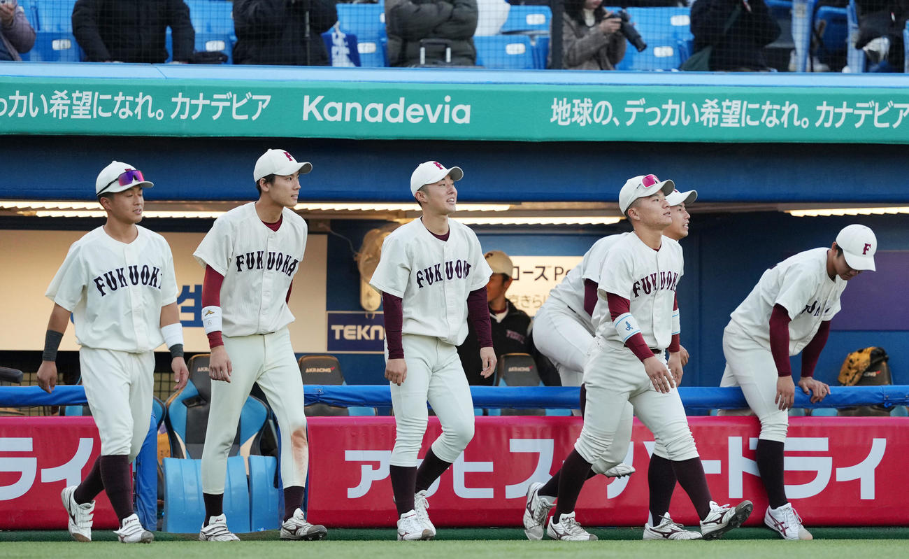 福岡大対青学大　青学大に敗れ肩を落とす福岡大ナイン（撮影・横山健太）