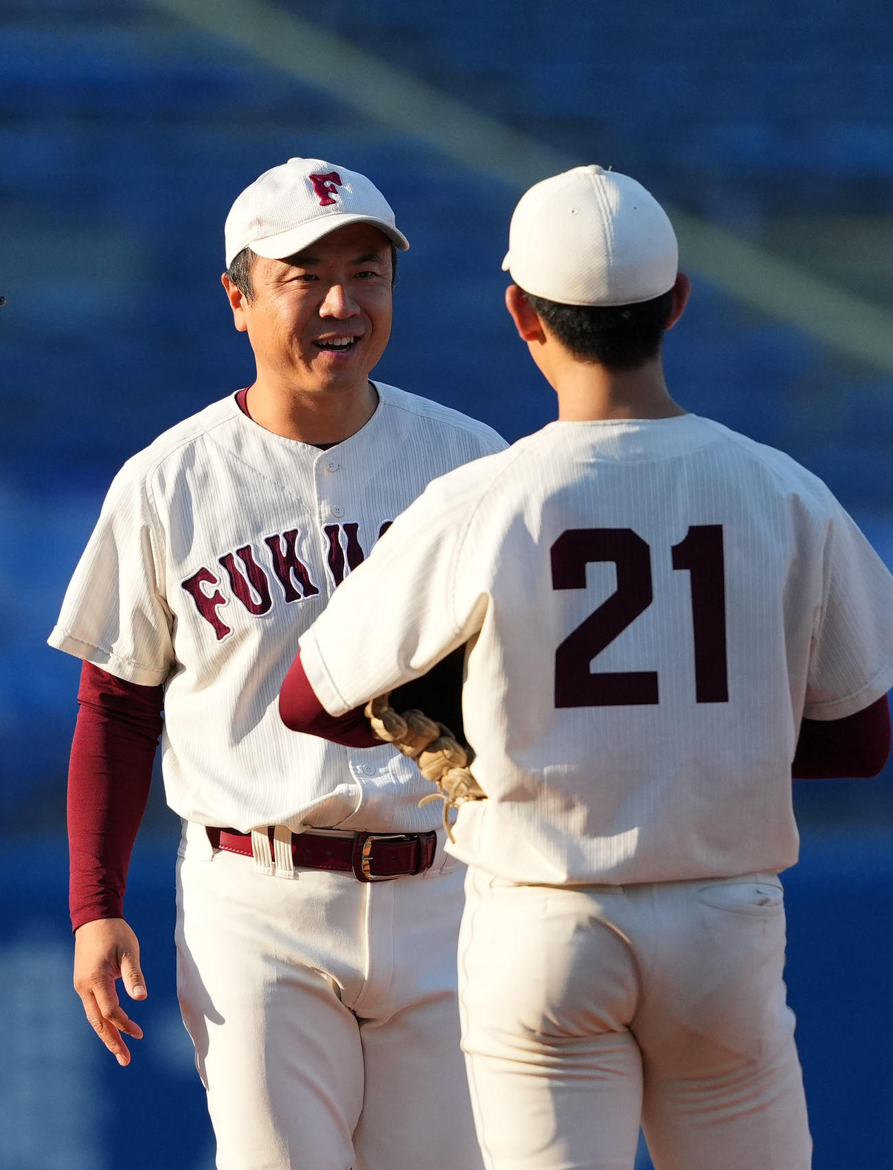 福岡大対青学大　5回裏途中、福岡大・楠井（右）に声をかける堀監督（撮影・横山健太）