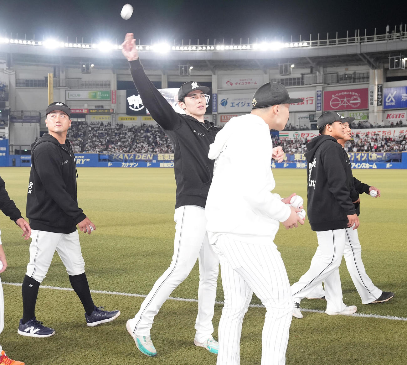 場内1周でファンにボールを投げるロッテ佐々木（中央）（2024年11月17日撮影）