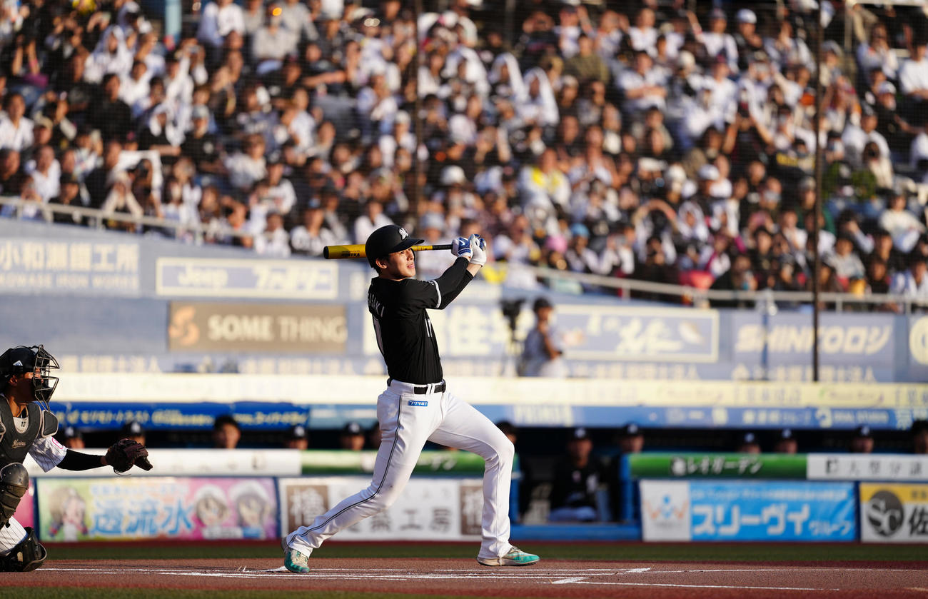 白黒野球対決の1回表、右前打を放つロッテ佐々木（2024年11月17日撮影）