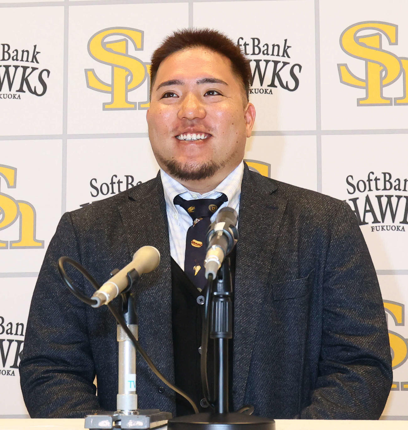 契約更改を終えたソフトバンク山川は笑顔で会見（撮影・鬼束羽瑠菜）