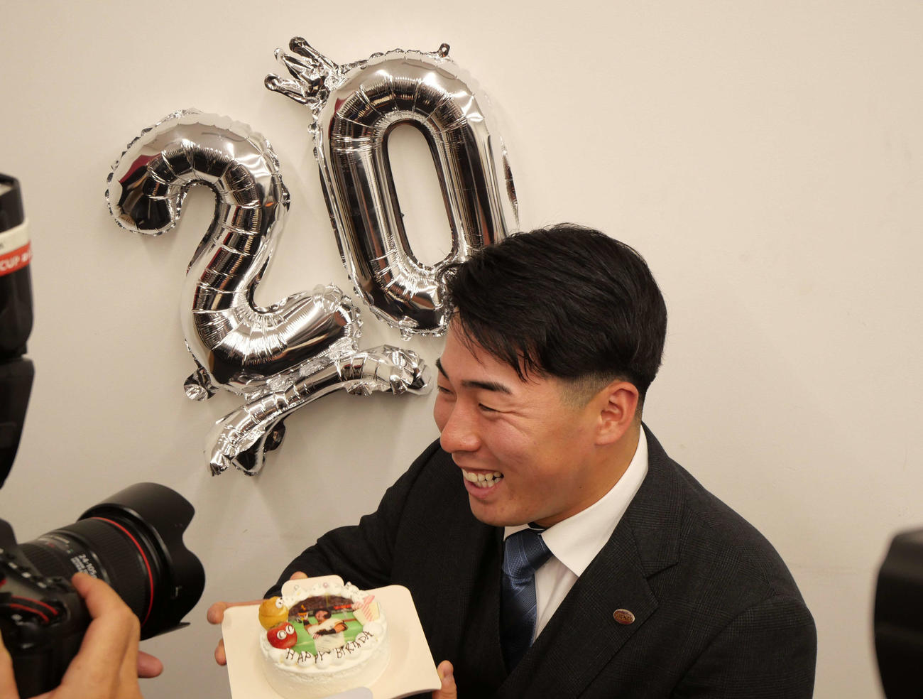 契約更改交渉後、誕生ケーキをプレゼントされて笑顔の巨人浅野（撮影・上田悠太）