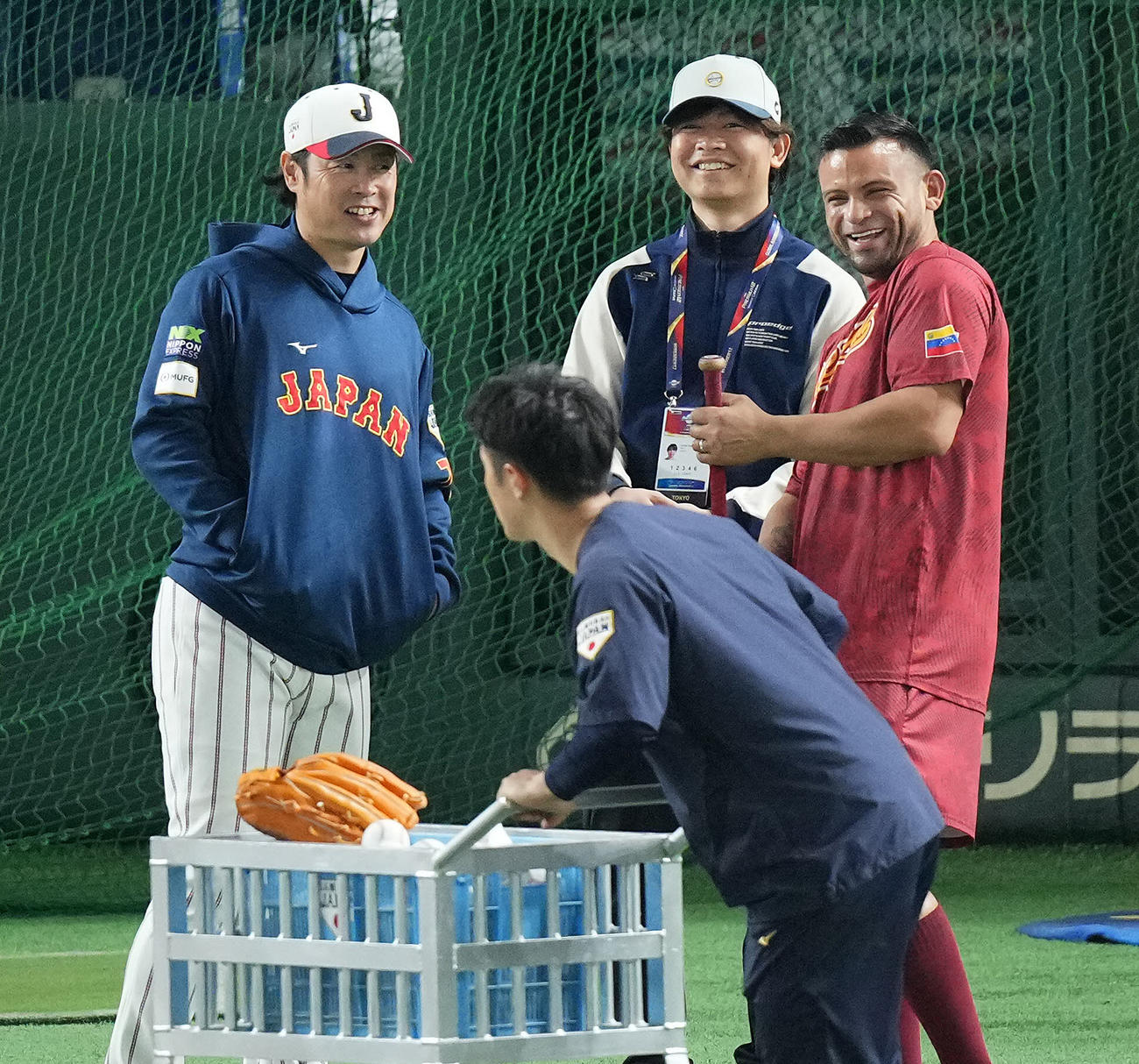 日本対ベネズエラ　試合前談笑する日本亀井コーチ（左）とベネズエラのパーラ・コーチ（右）（撮影・垰建太）