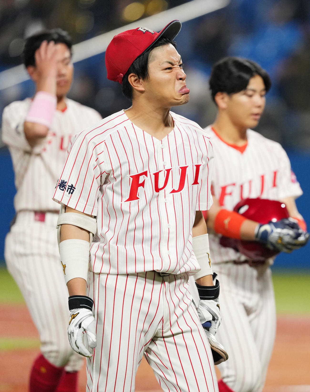 富士大対創価大　創価大に敗れ肩を落とし引き揚げる麦谷ら富士大ナイン（撮影・横山健太）