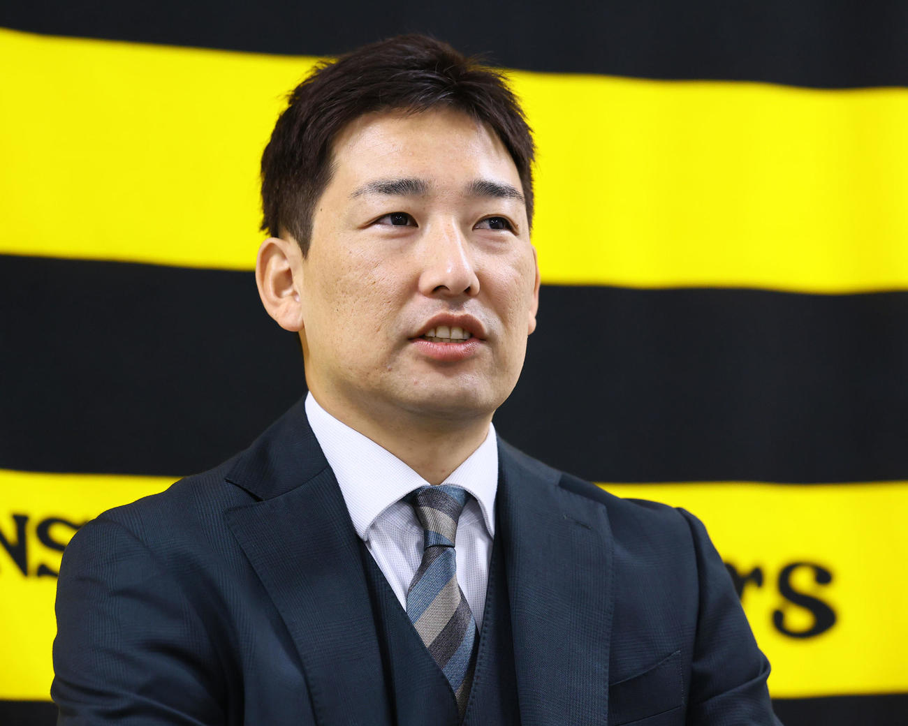 複数年契約の現状維持で契約更改を終え、記者会見する阪神岩崎（撮影・藤尾明華）