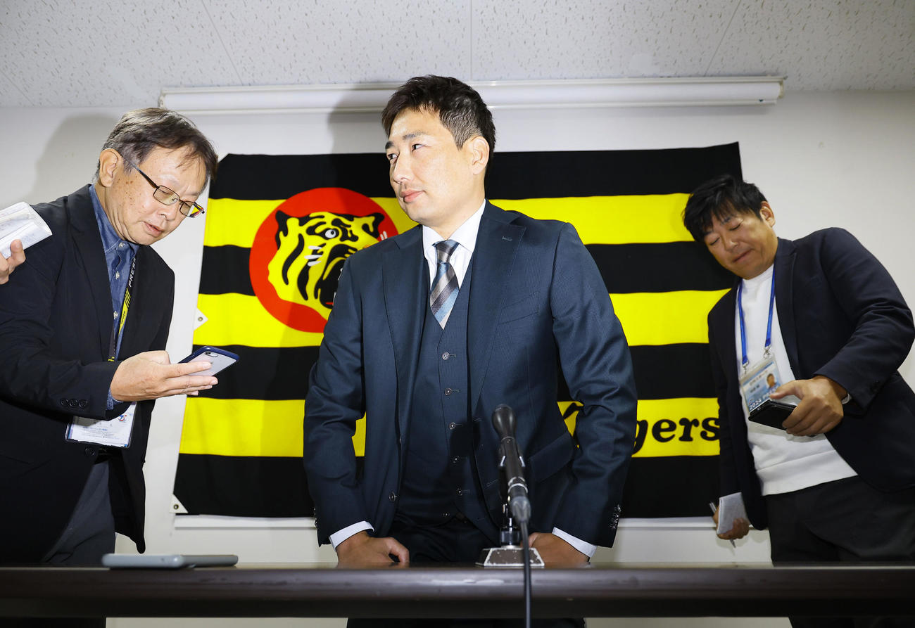 契約更改後の会見を終え、席を立つ阪神岩崎（撮影・藤尾明華）
