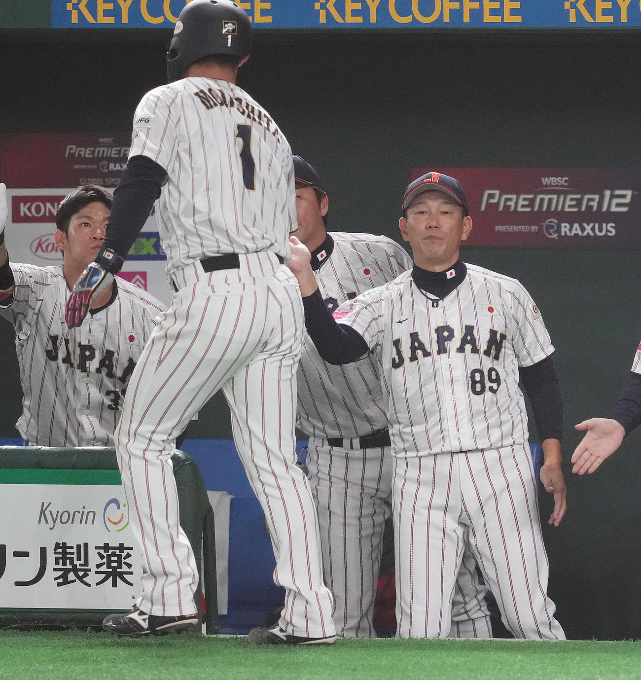 日本対ベネズエラ　1回裏日本1死満塁、源田の二ゴロの間に生還した森下（手前）を迎える井端監督（右）（撮影・鈴木みどり）