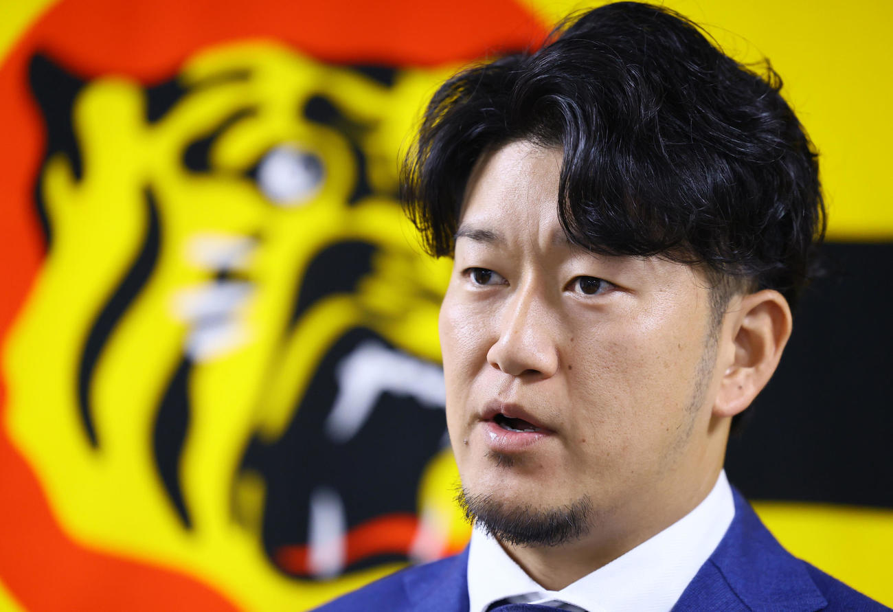 複数年契約最終年の更改を終え、厳しい表情を見せた阪神岩貞（撮影・藤尾明華）