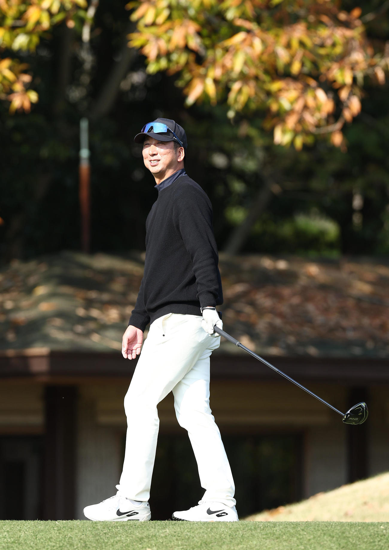 ティーショットに臨む阪神藤川監督（撮影・前田充）