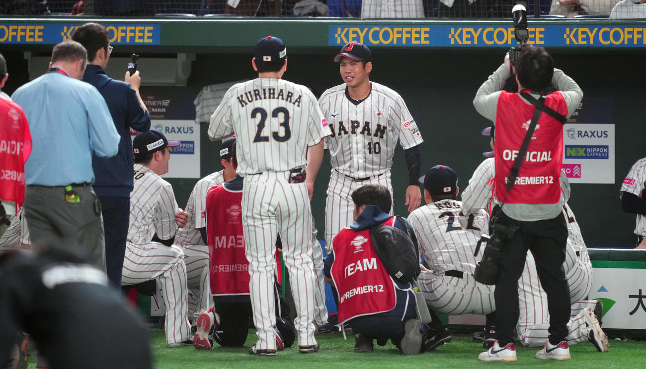 日本対ベネズエラ　試合前の円陣で声出しする桑原（撮影・鈴木みどり）