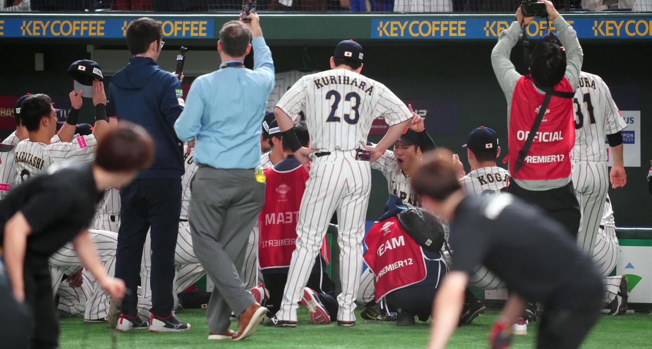 日本対ベネズエラ　試合前の円陣で声出しする桑原（撮影・鈴木みどり）