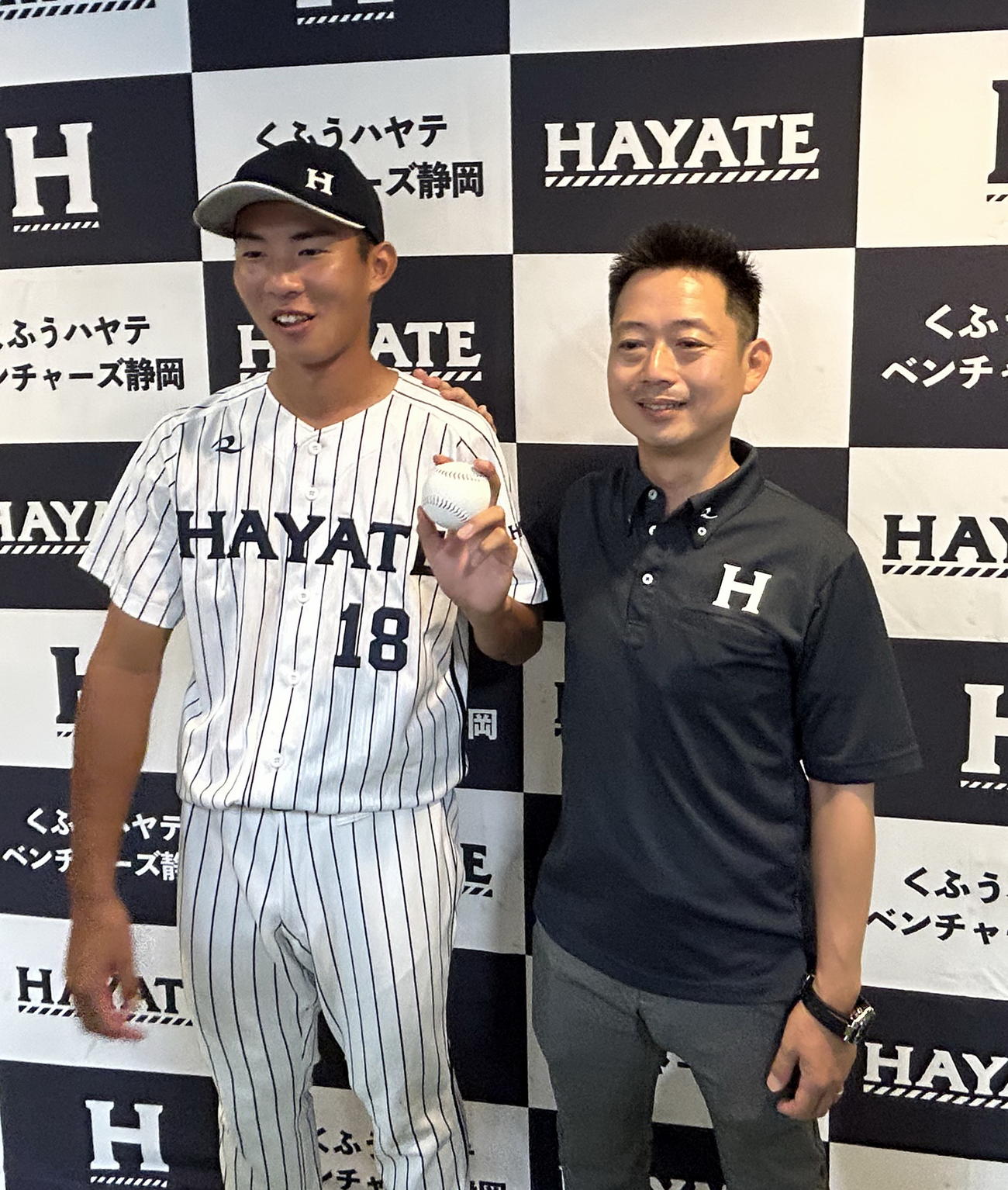 9月、ヤクルトへの入団が決まった西浜（左）と写真に収まるくふうハヤテ・池田球団社長