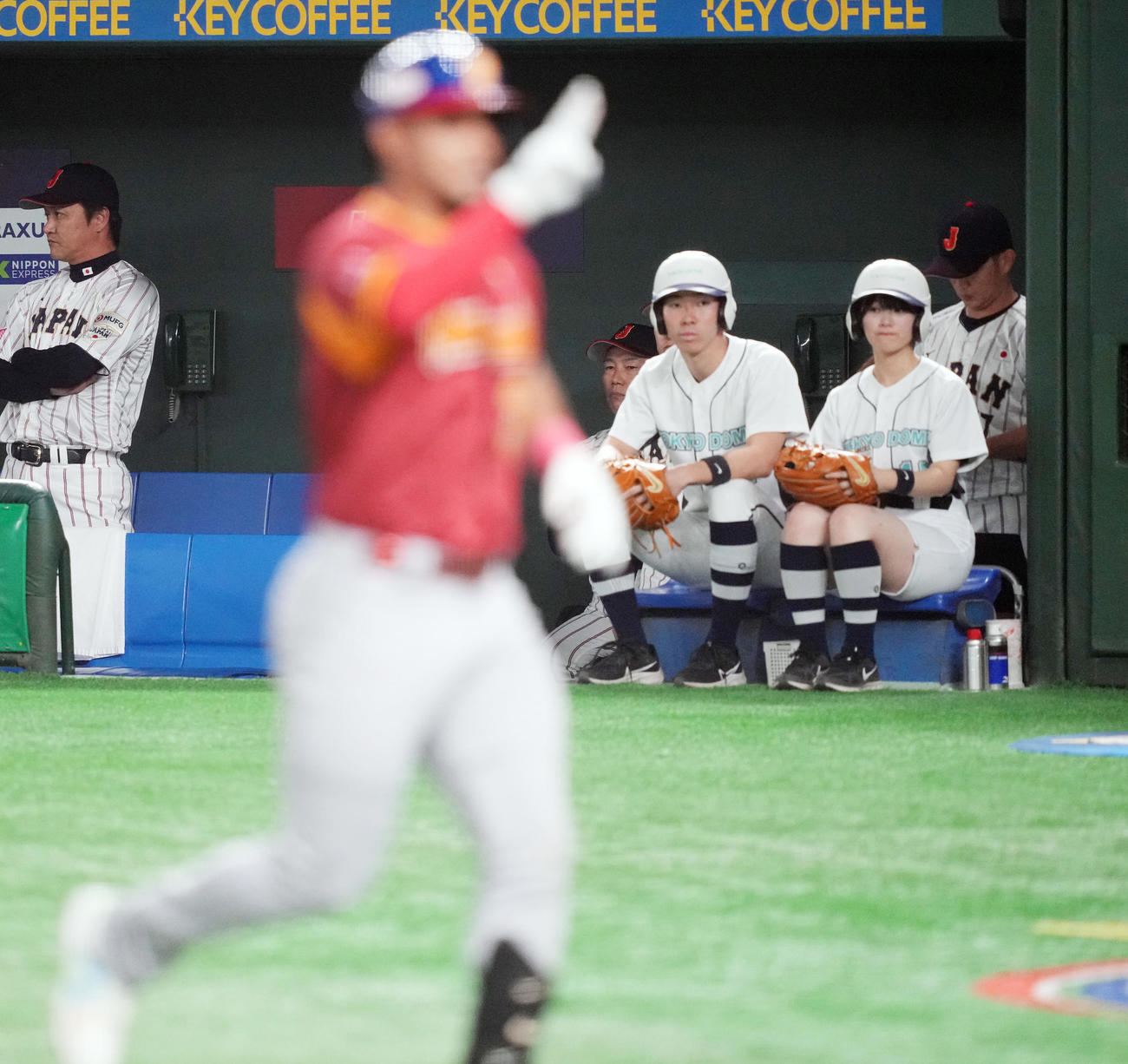 日本対ベネズエラ　2回表ベネズエラ1死一塁、レイエスに中越え2点本塁打を浴び、浮かない表情の井端監督（中央）（撮影・鈴木みどり）