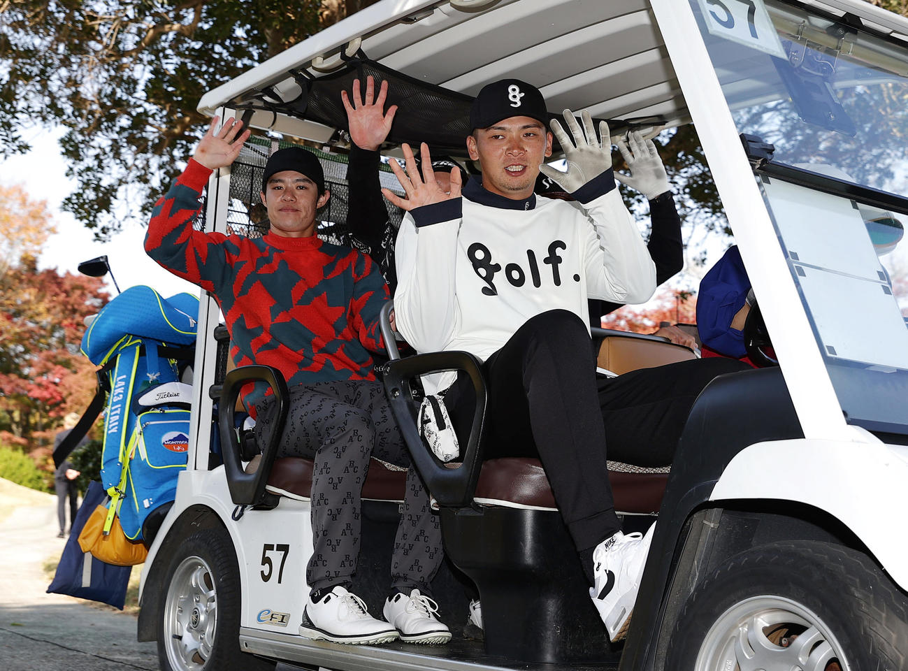 カートから手を振り移動する阪神中野（左）と井上（撮影・前田充）