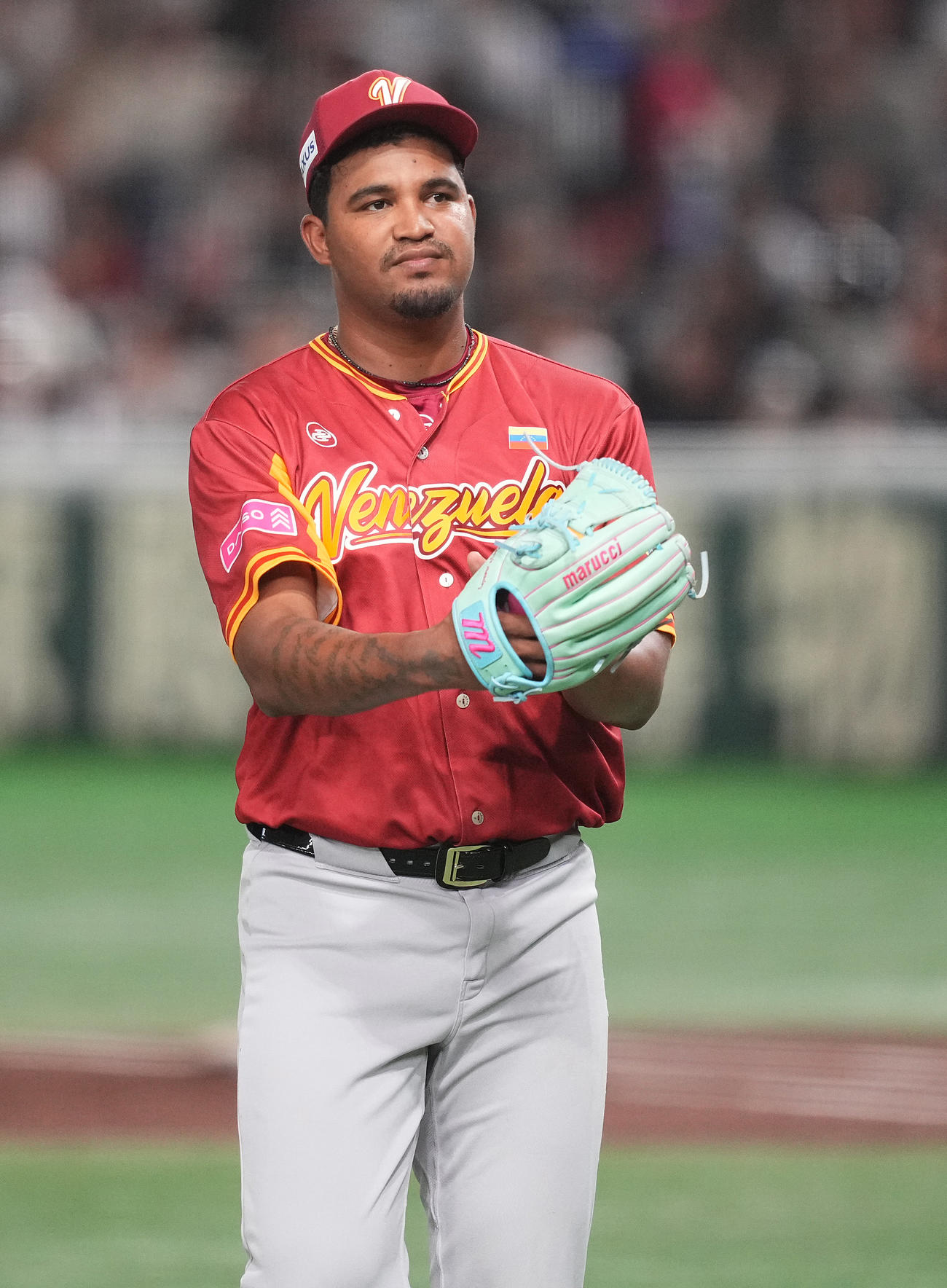 日本対ベネズエラ　3回裏を終え、グラブをたたくベネズエラのメンデス（撮影・鈴木みどり）