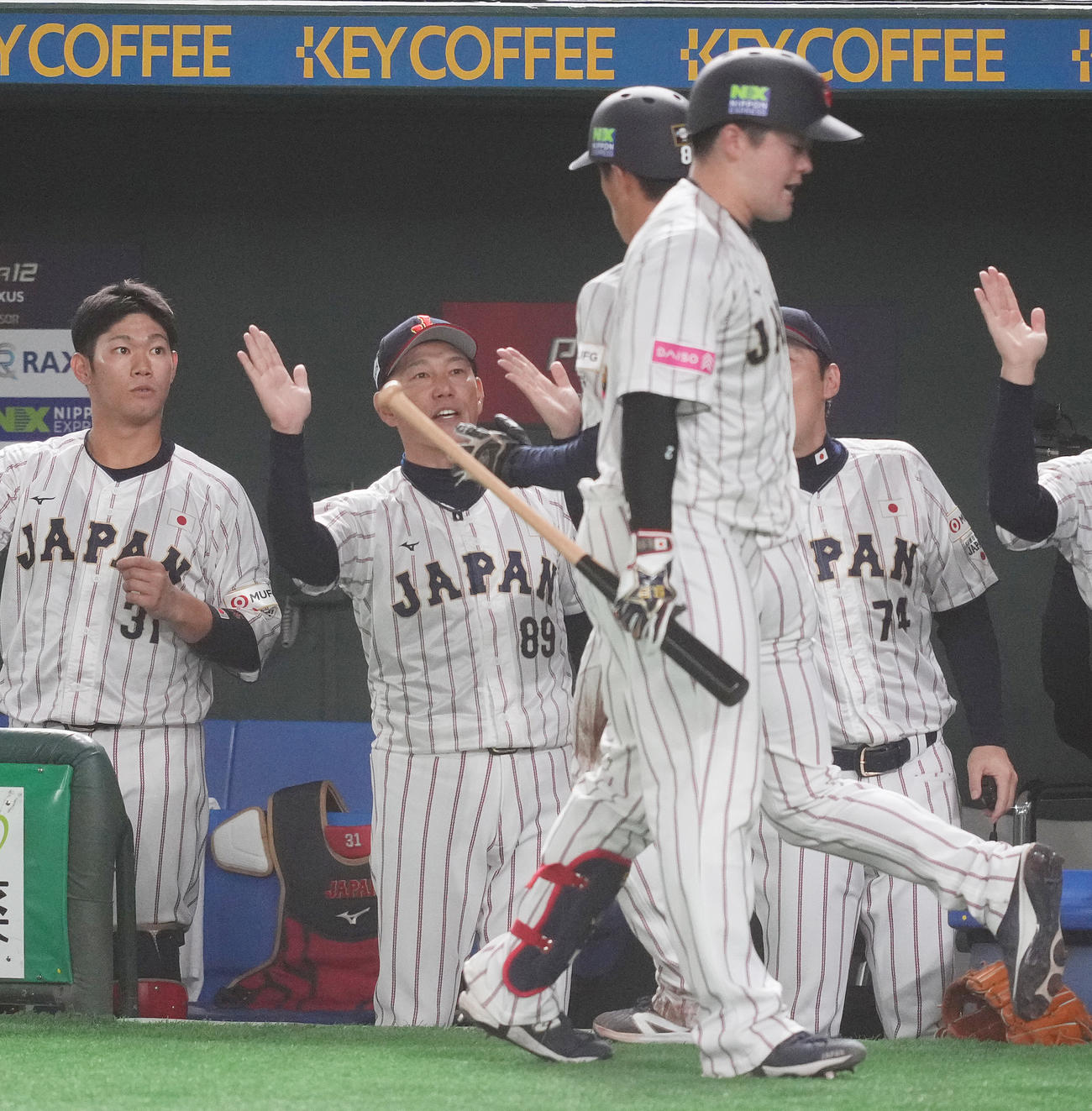 日本対ベネズエラ　1回裏日本1死二塁、森下の中前適時打で生還した辰己を迎える井端監督（中央）（撮影・鈴木みどり）