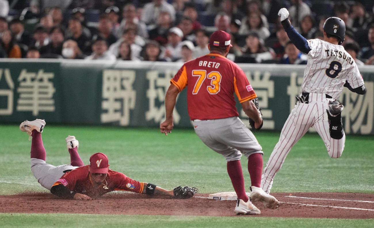 日本対ベネズエラ　4回裏日本1死一塁、内野安打を放ち一塁へ駆け込む辰己。一塁手CJ・ペレス（撮影・鈴木みどり）
