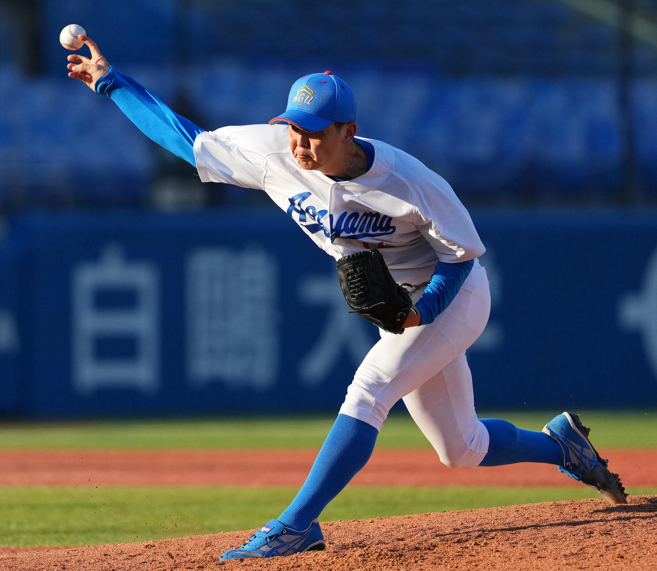 福岡大対青学大　力投する青学大先発の中西（撮影・横山健太）