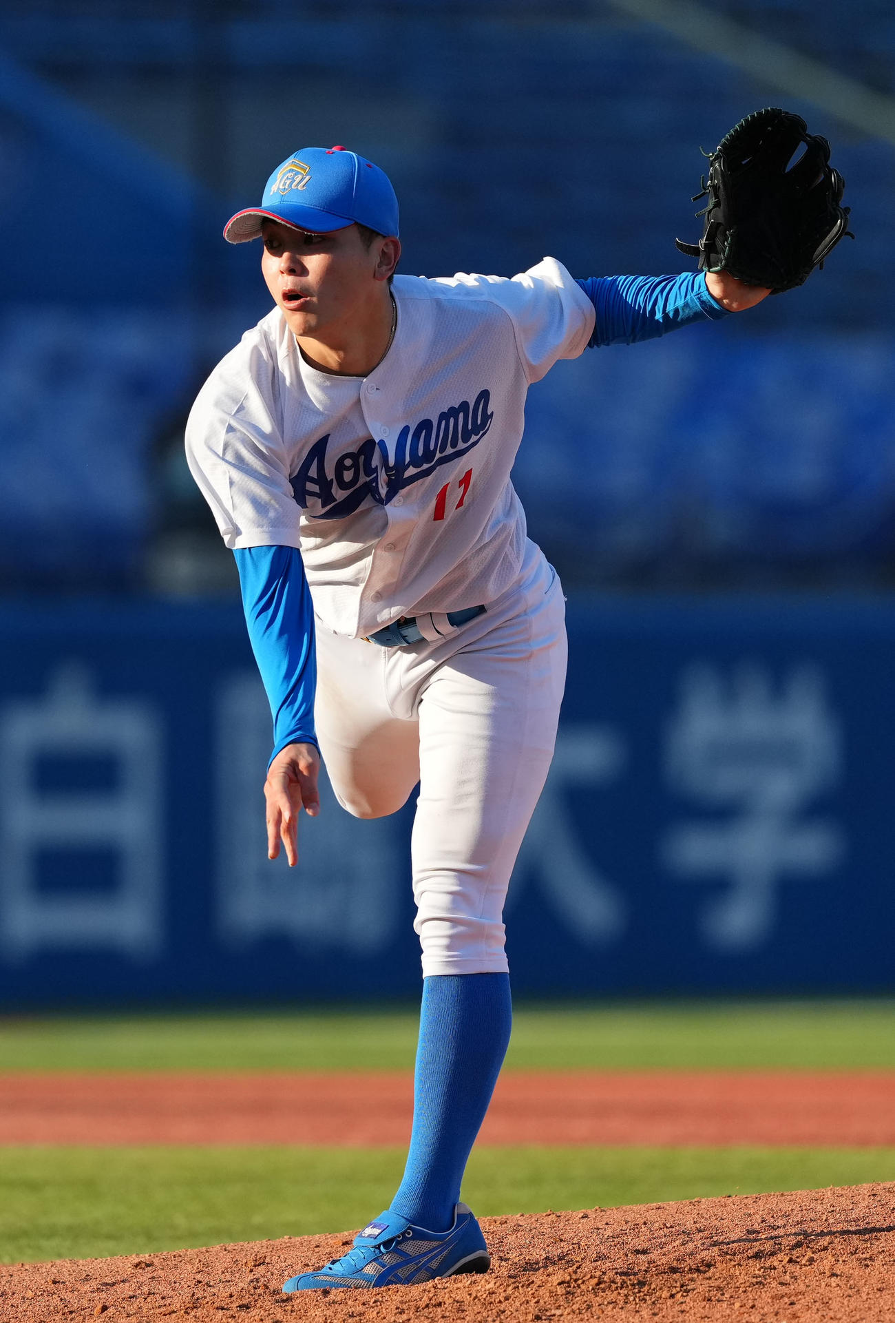 福岡大対青学大　力投する青学大先発の中西（撮影・横山健太）