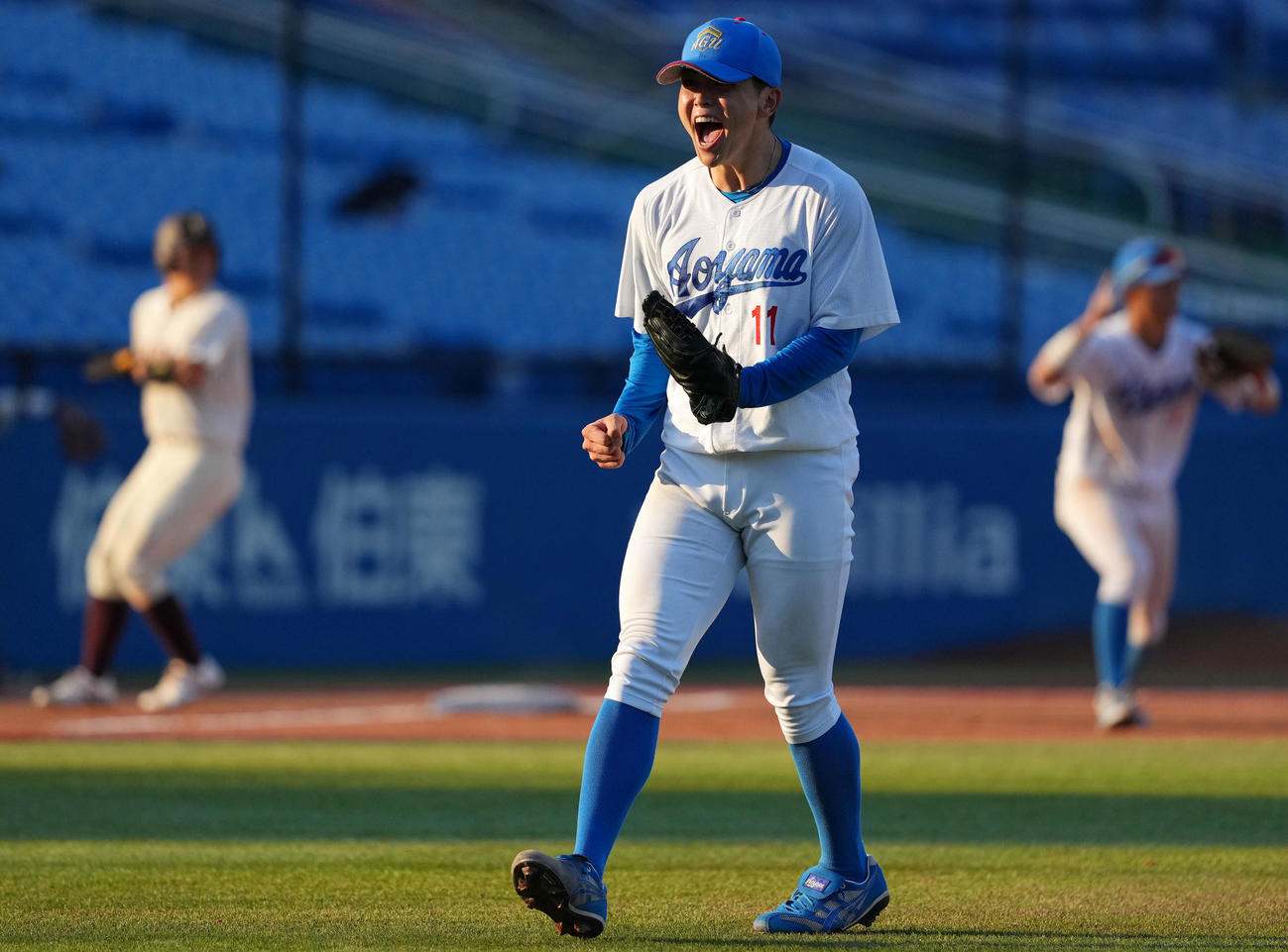 福岡大対青学大　6回表を無失点に抑えほえる青学大・中西（撮影・横山健太）