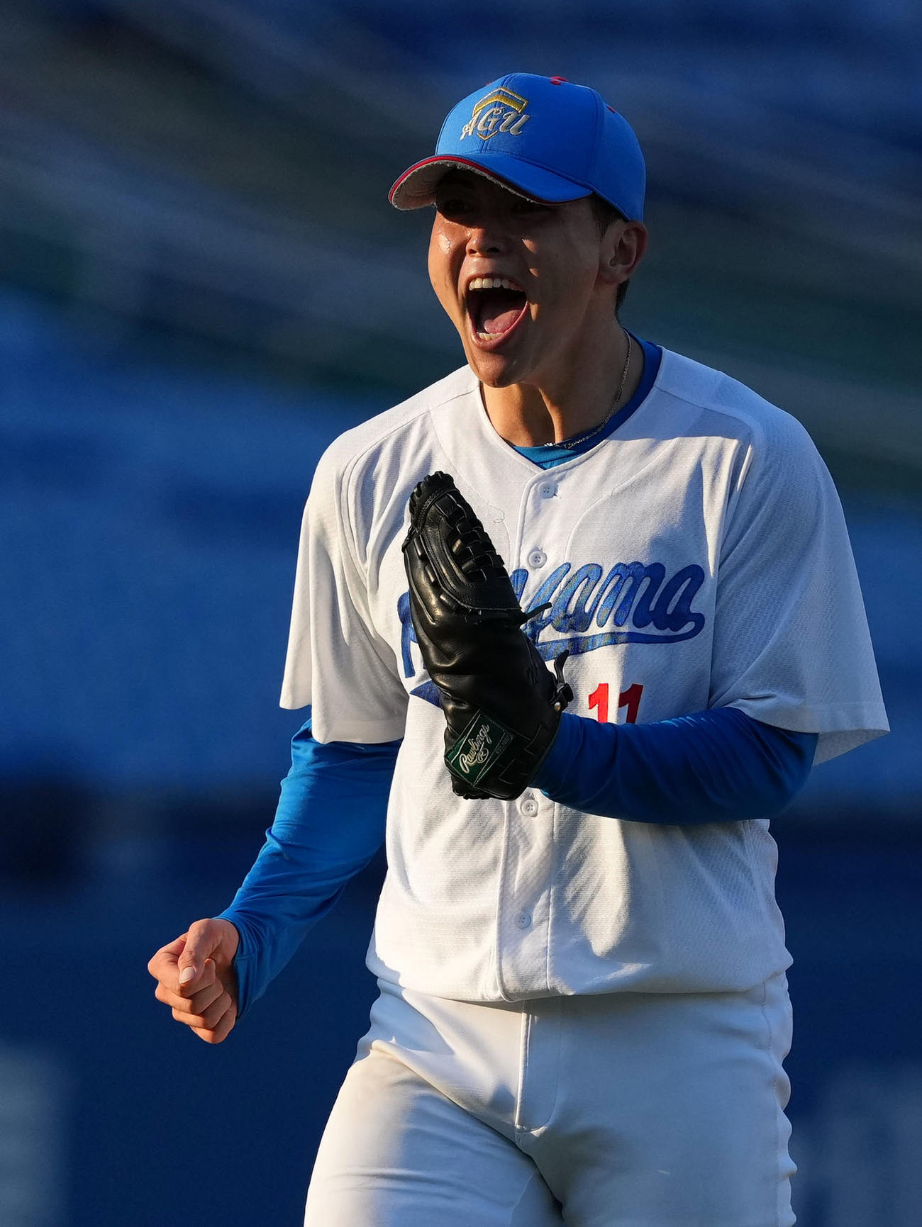 福岡大対青学大　6回表を無失点に抑えほえる青学大・中西（撮影・横山健太）