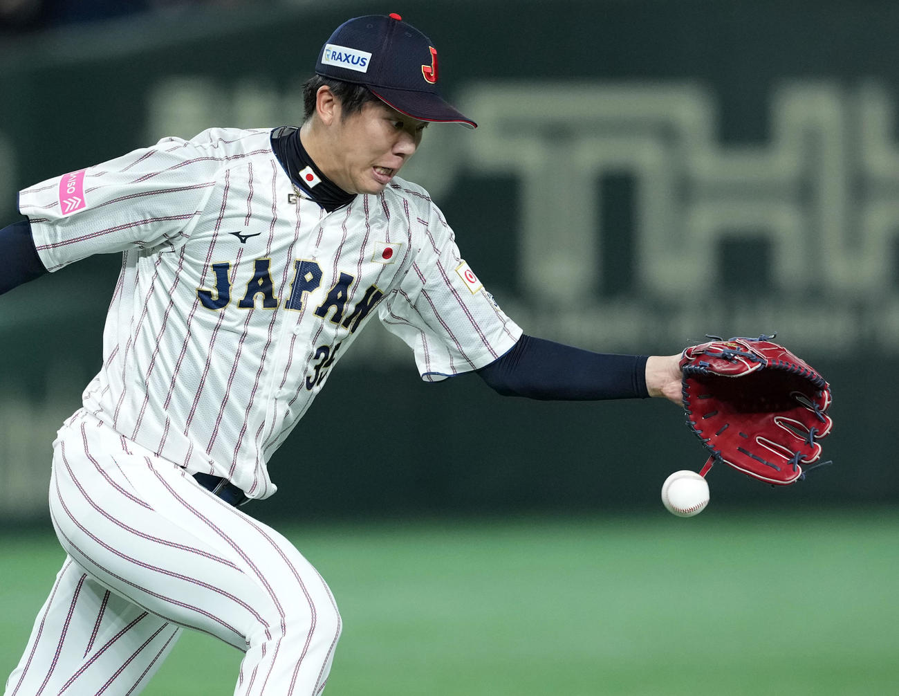日本対ベネズエラ　4回表ベネズエラ2死、レイエスを投ゴロに仕留める才木（撮影・たえ見朱実）