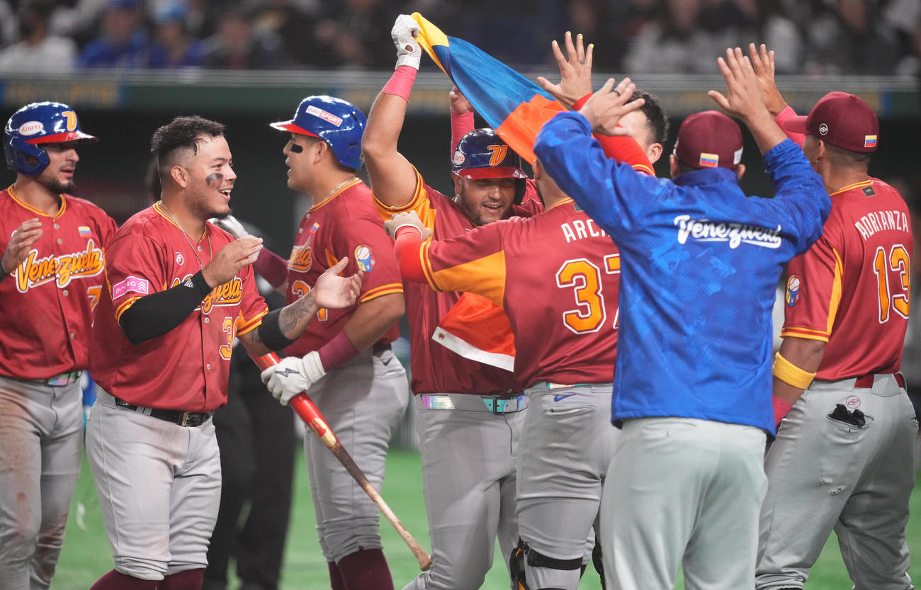 日本対ベネズエラ　6回表ベネズエラ1死一塁、左越え2点本塁打を放ったCE・ペレス（中央）はナインと笑顔でハイタッチ（撮影・鈴木みどり）