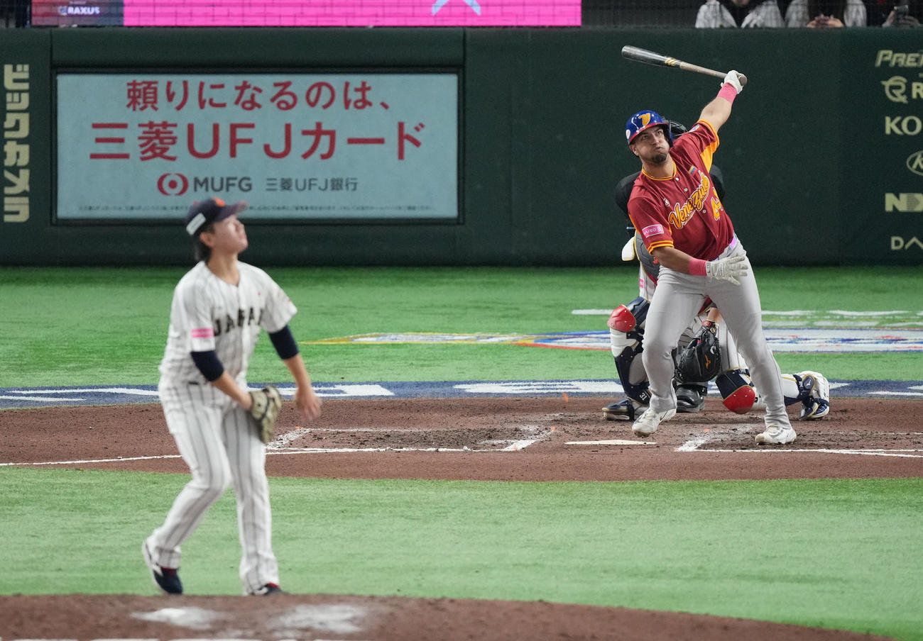 日本対ベネズエラ　6回表ベネズエラ1死一塁、2点本塁打を放つC・ペレス・投手井上（撮影・垰建太）