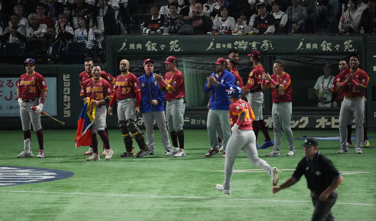 日本対ベネズエラ　6回表ベネズエラ1死一塁、C・ペレス（手前）の2点本塁打に盛り上がるナイン（撮影・垰建太）