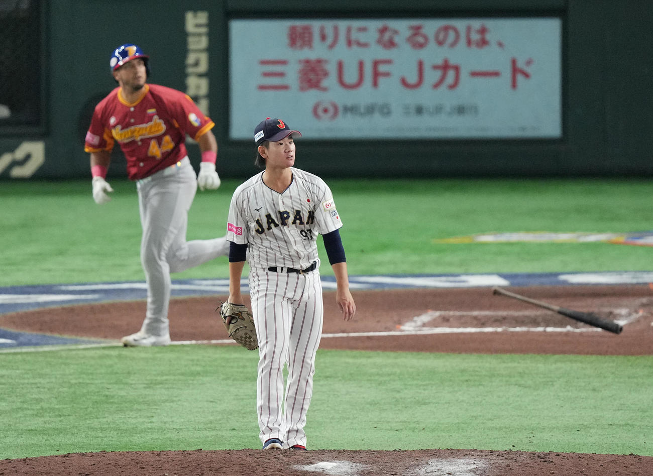 日本対ベネズエラ　6回表ベネズエラ1死一塁、C・ペレス（後方）に2点本塁打を浴びる井上（撮影・垰建太）