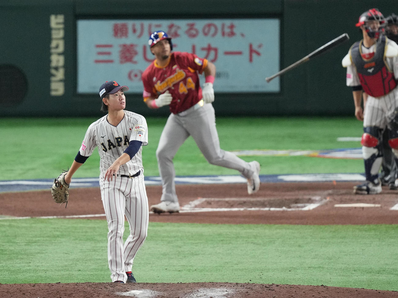 日本対ベネズエラ　6回表ベネズエラ1死一塁、C・ペレス（後方）に2点本塁打を浴びる井上（撮影・垰建太）