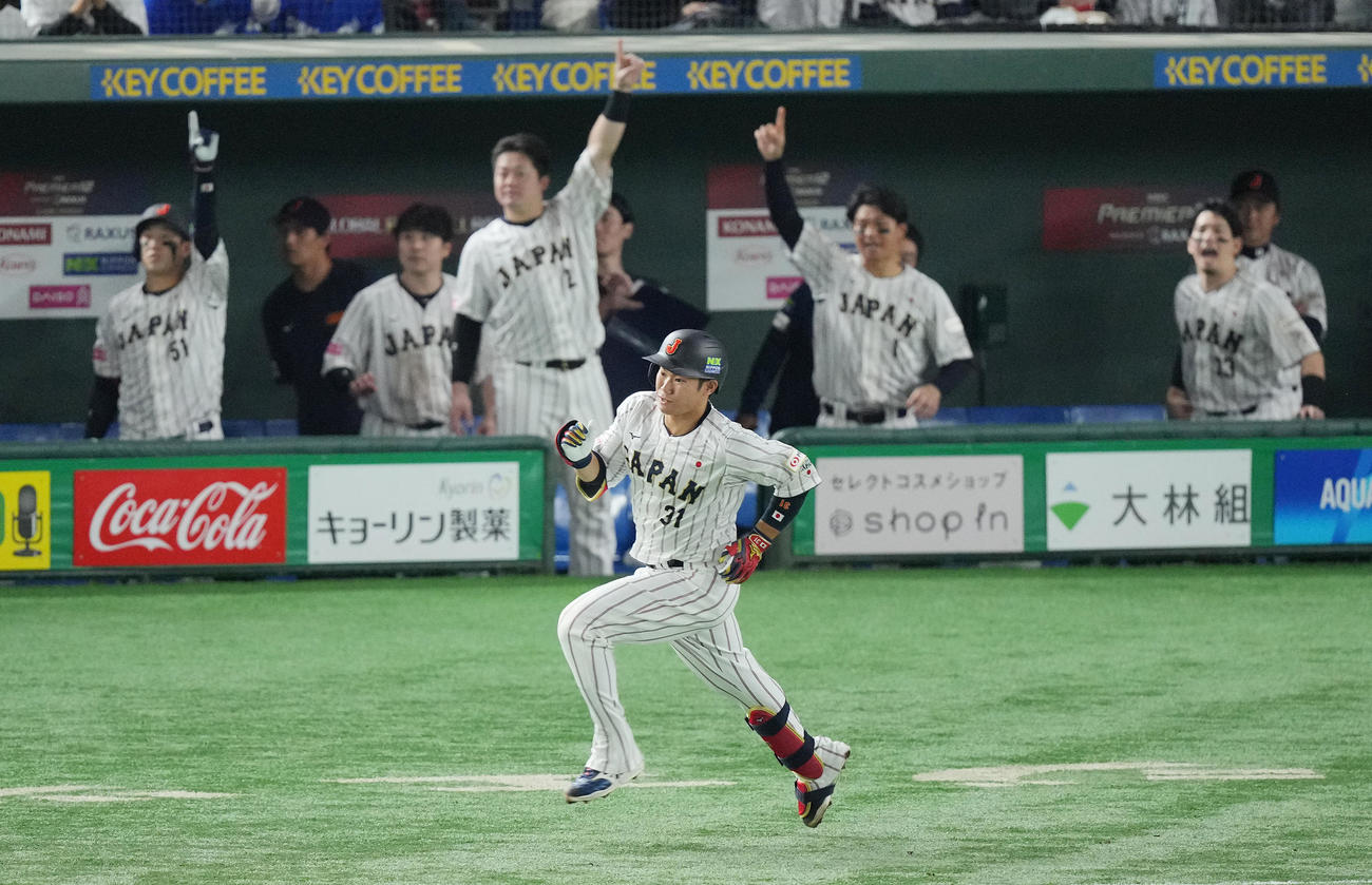 日本対ベネズエラ　6回裏日本1死、右越え本塁打を放つ坂倉。投手ベレト（撮影・垰建太）