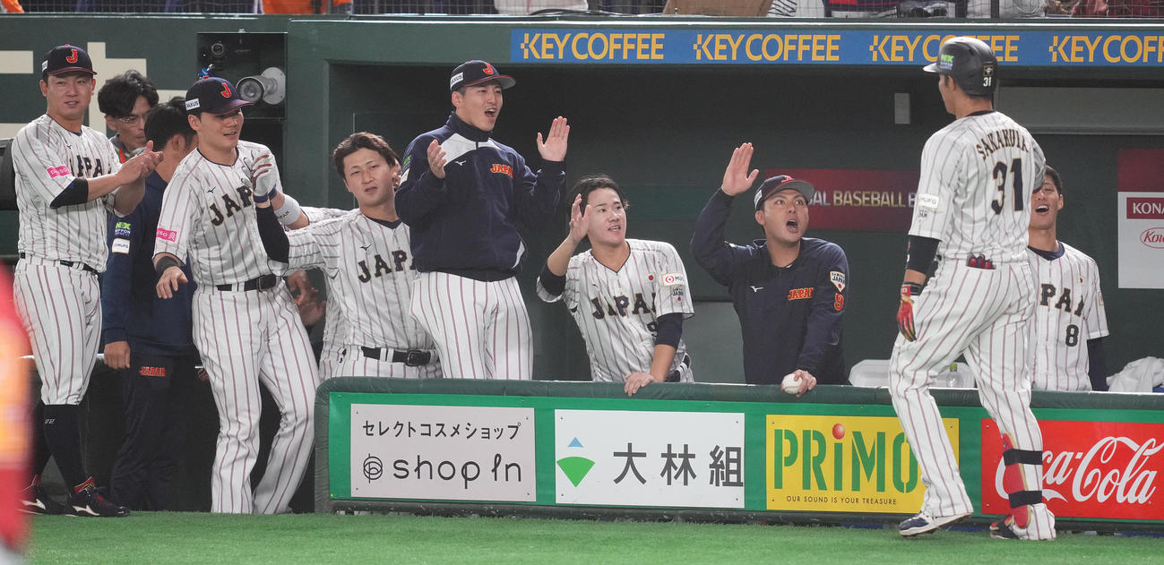 日本対ベネズエラ　6回裏日本1死、右中間にソロ本塁打を放った坂倉（右手前）を迎える井上（中央）らベンチ（撮影・鈴木みどり）
