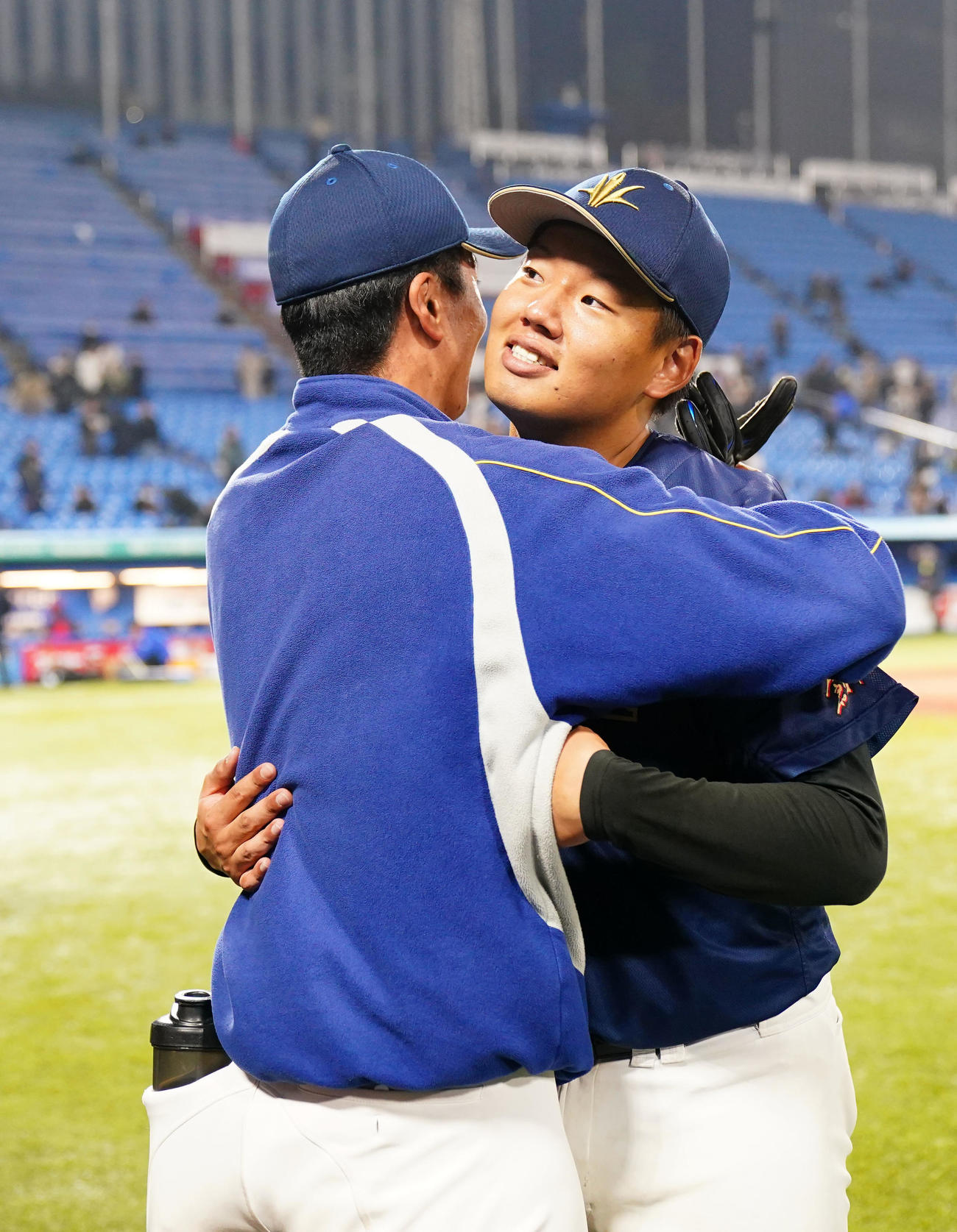 富士大対創価大　富士大に勝利しナインと抱き合う創価大・田代（撮影・横山健太）