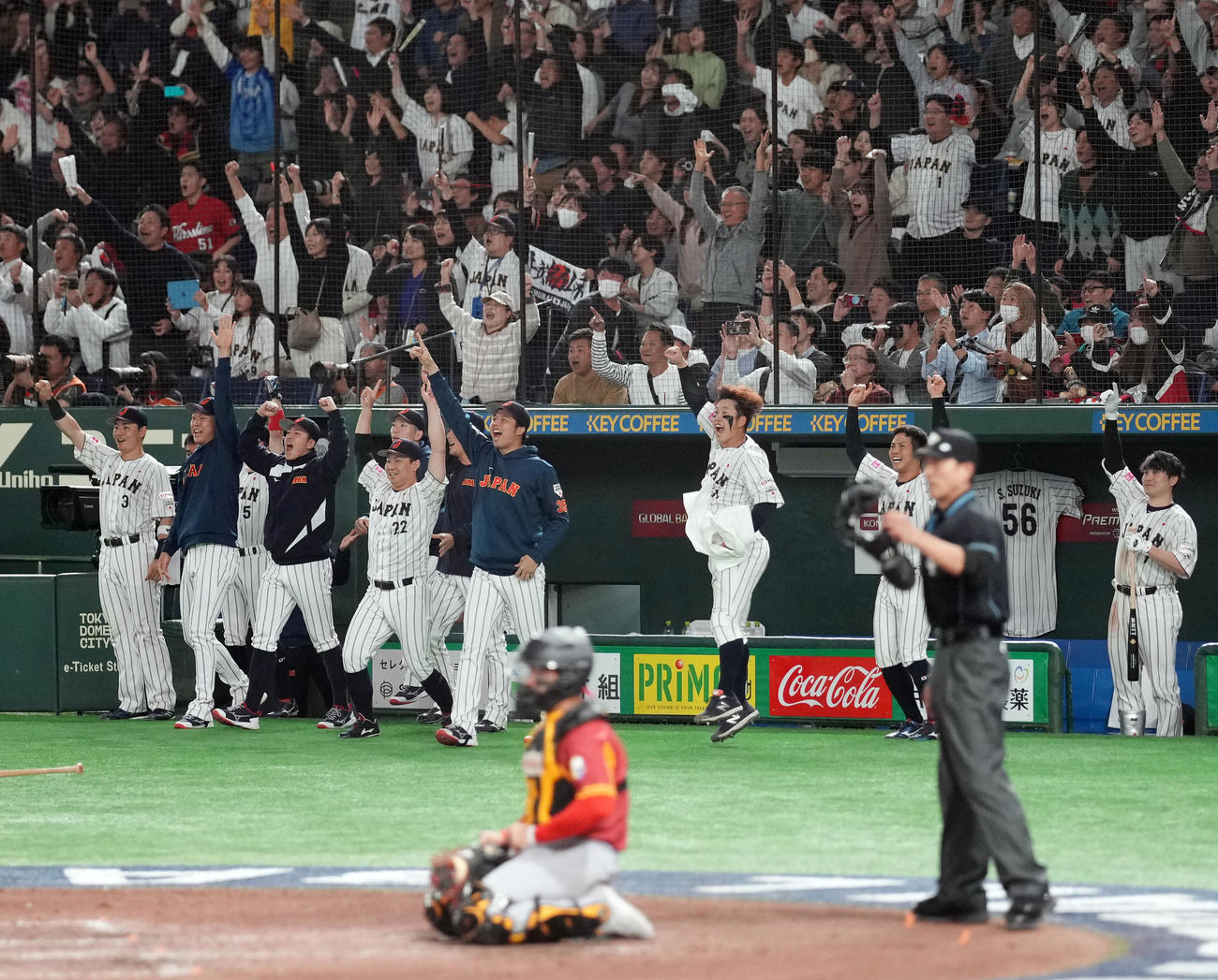 日本対ベネズエラ　6回裏日本2死満塁、牧の左越え満塁本塁打にベンチを飛び出すナイン（撮影・鈴木みどり）