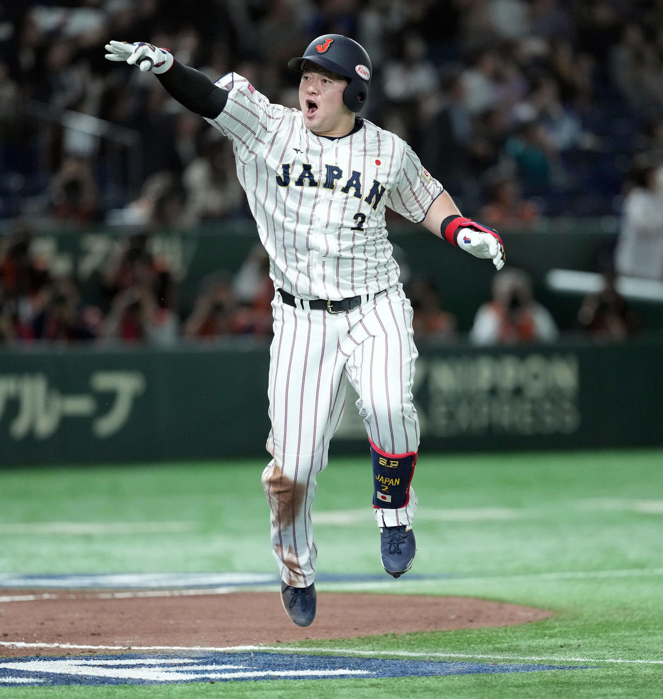 日本対ベネズエラ　6回裏日本2死満塁、満塁本塁打を放ち喜びを爆発させる牧（撮影・たえ見朱実）