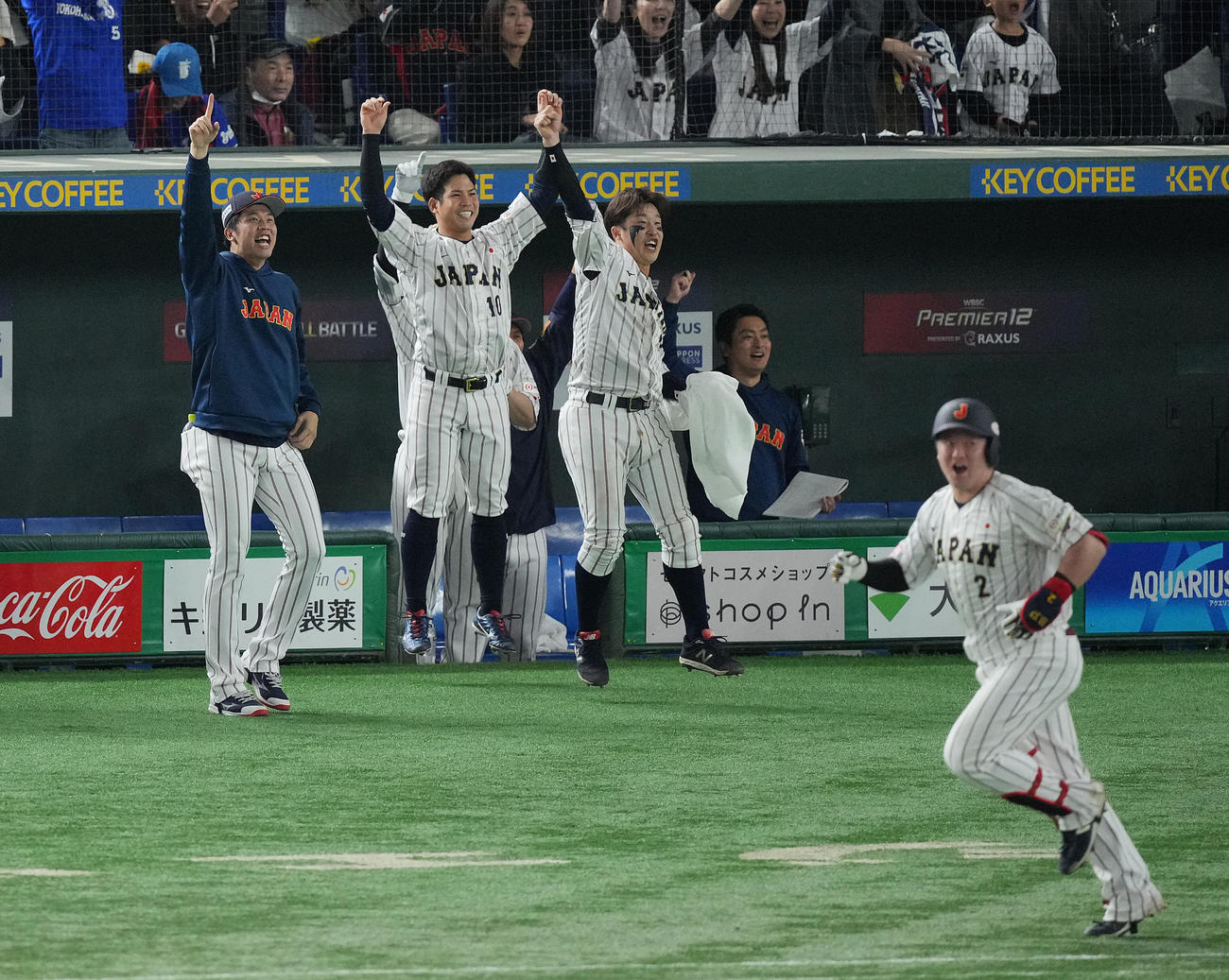 日本対ベネズエラ　6回裏日本2死満塁、牧（手前）の満塁本塁打に大盛り上がりの才木（左）、桑原（中央）、小園ら（撮影・垰建太）