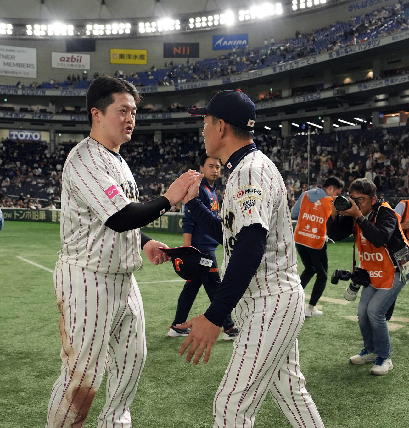 日本対ベネズエラ　ベネズエラに勝利し、井端監督（右）と握手を交わす牧（撮影・たえ見朱実）