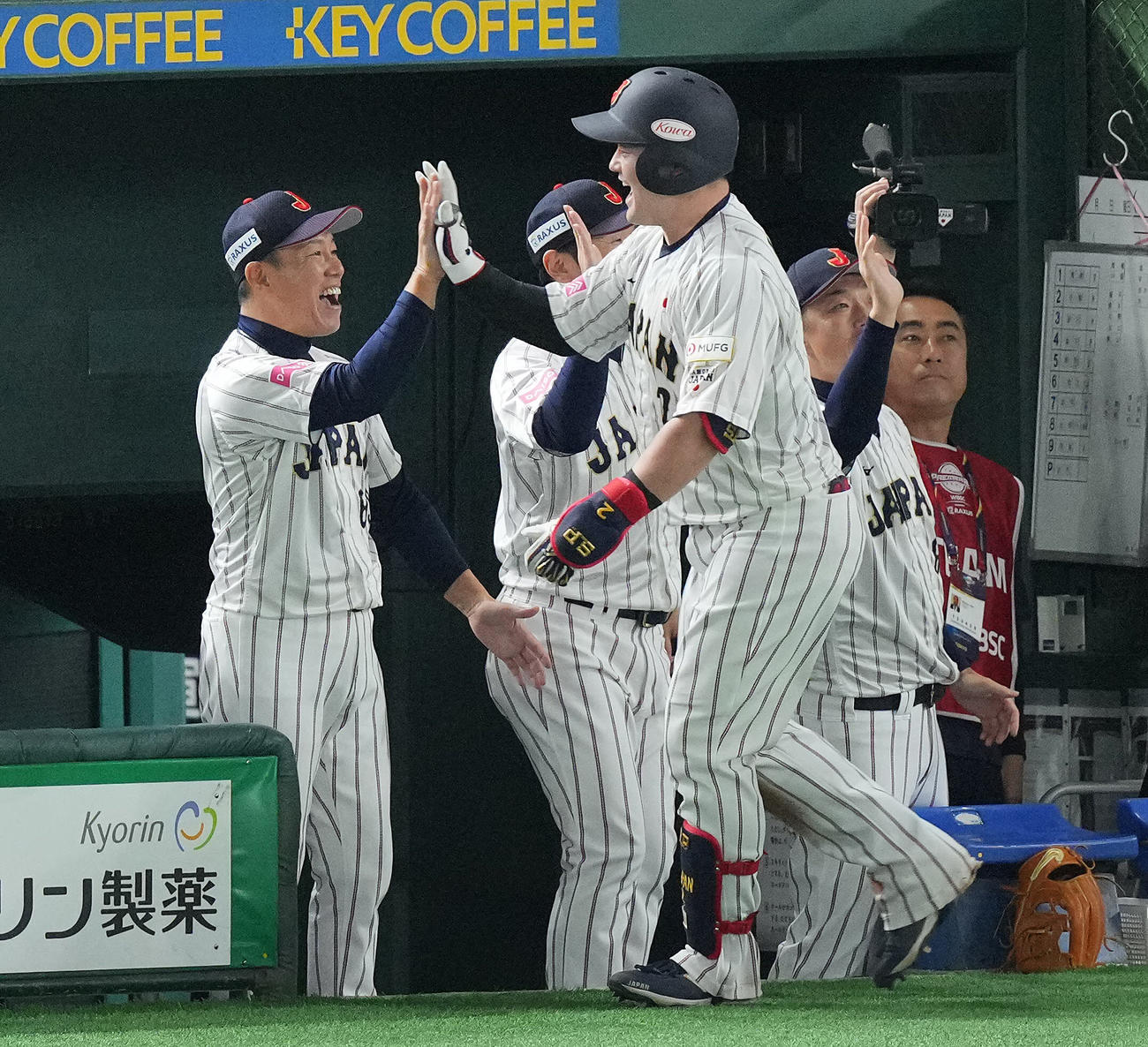 日本対ベネズエラ　6回裏日本2死満塁、満塁本塁打を放った牧（右）と笑顔でタッチを交わす井端監督（撮影・垰建太）