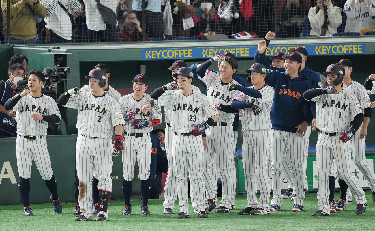 日本対ベネズエラ　6回裏日本2死満塁、満塁本塁打を放ち「デスターシャ」を決める牧（左から2人目）ら（撮影・垰建太）